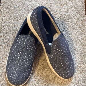 Soenco womens slip on canvas shoes